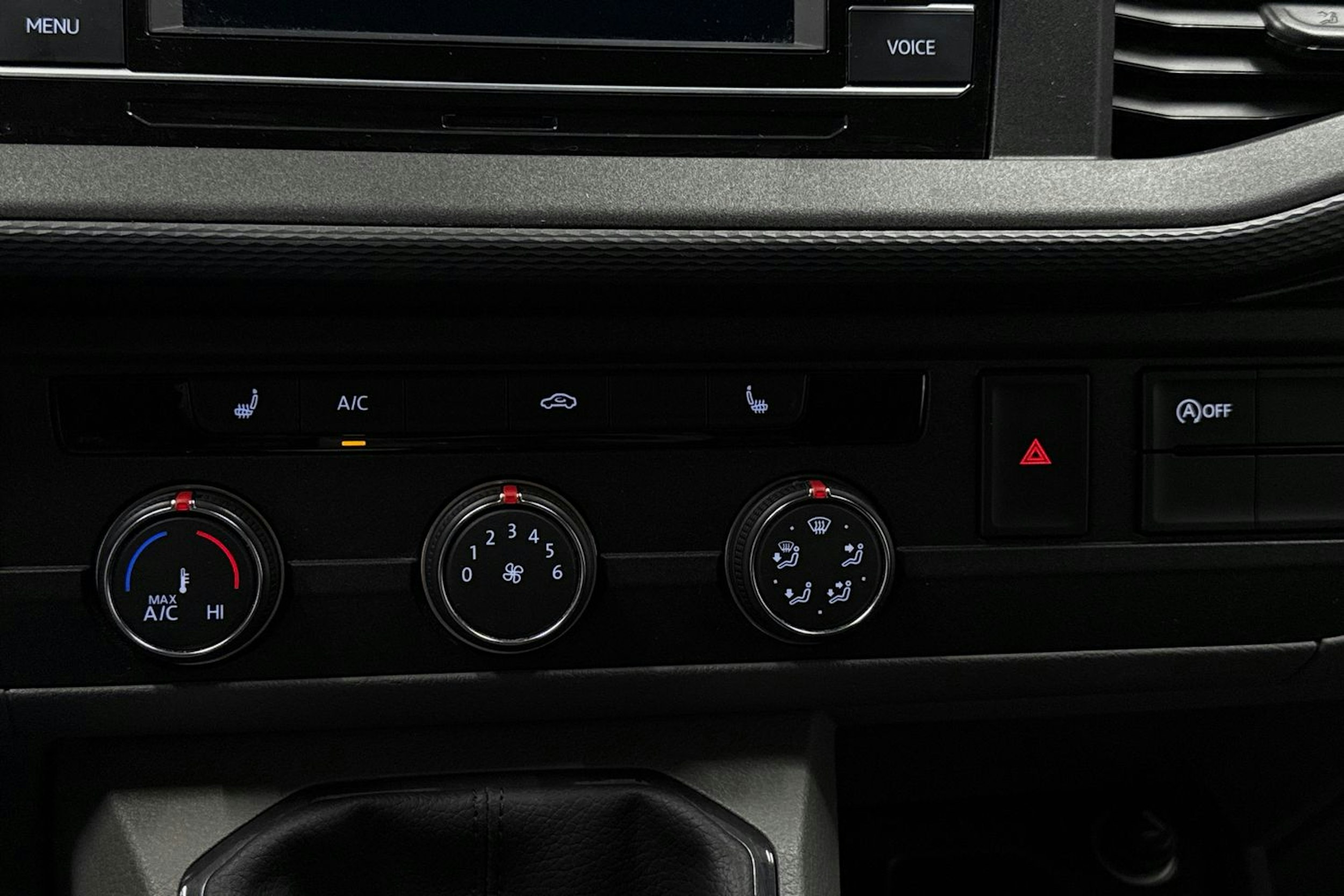 valkoinen Volkswagen Transporter 2022 kuva 18.