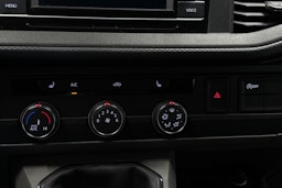 valkoinen Volkswagen Transporter 2022 kuva 18.