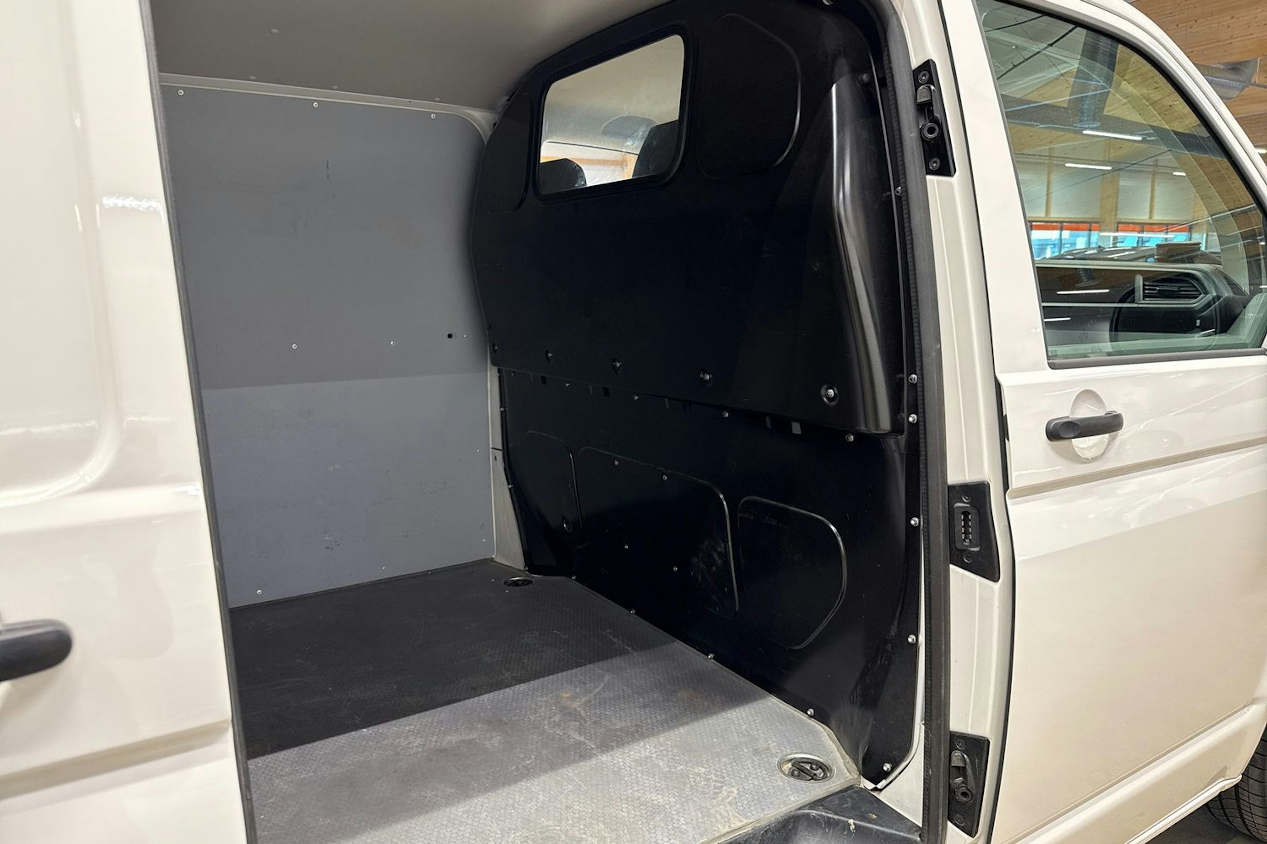 valkoinen Volkswagen Transporter 2022 kuva 22.