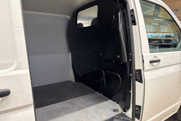 valkoinen Volkswagen Transporter 2022 kuva 22.