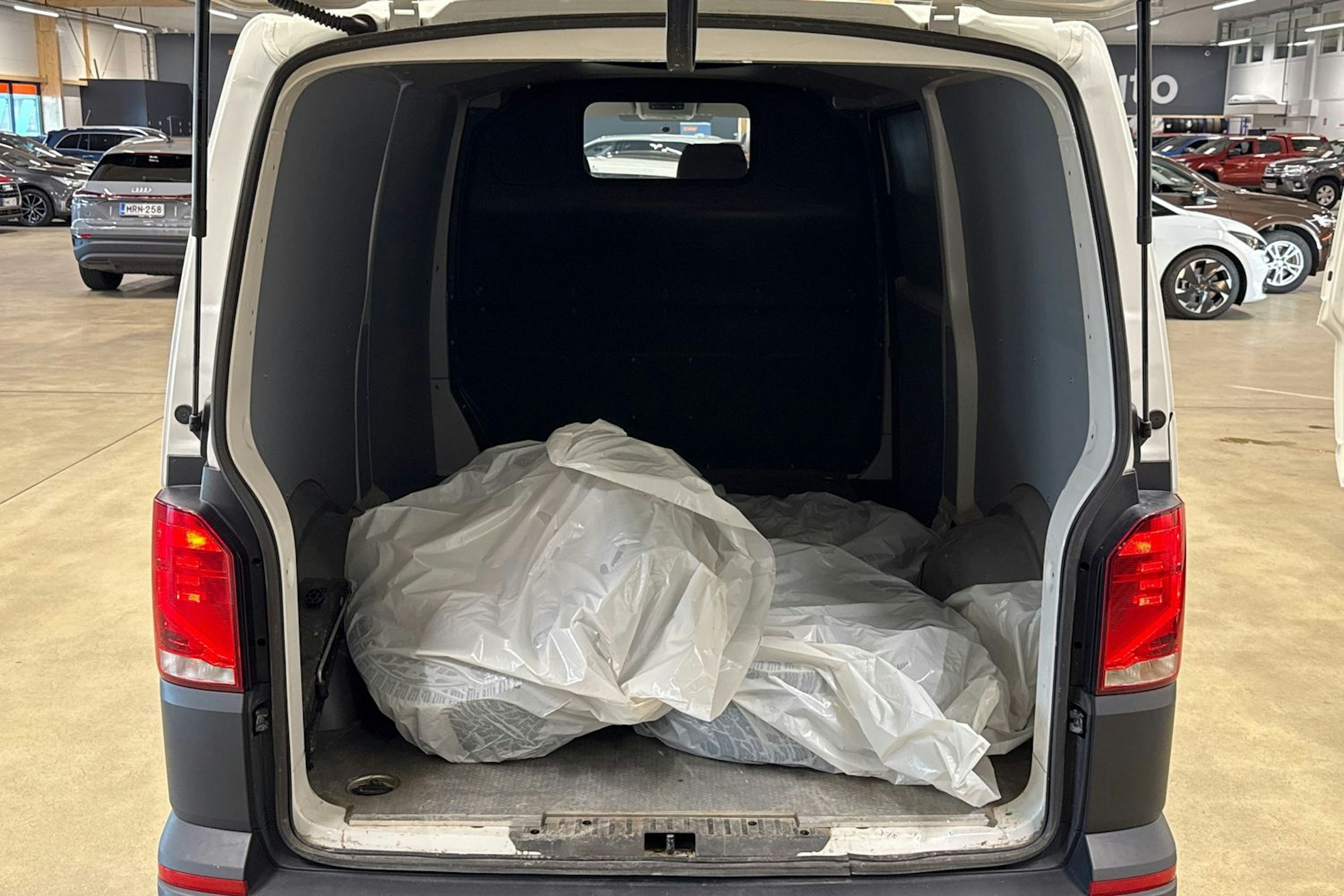valkoinen Volkswagen Transporter 2022 kuva 23.