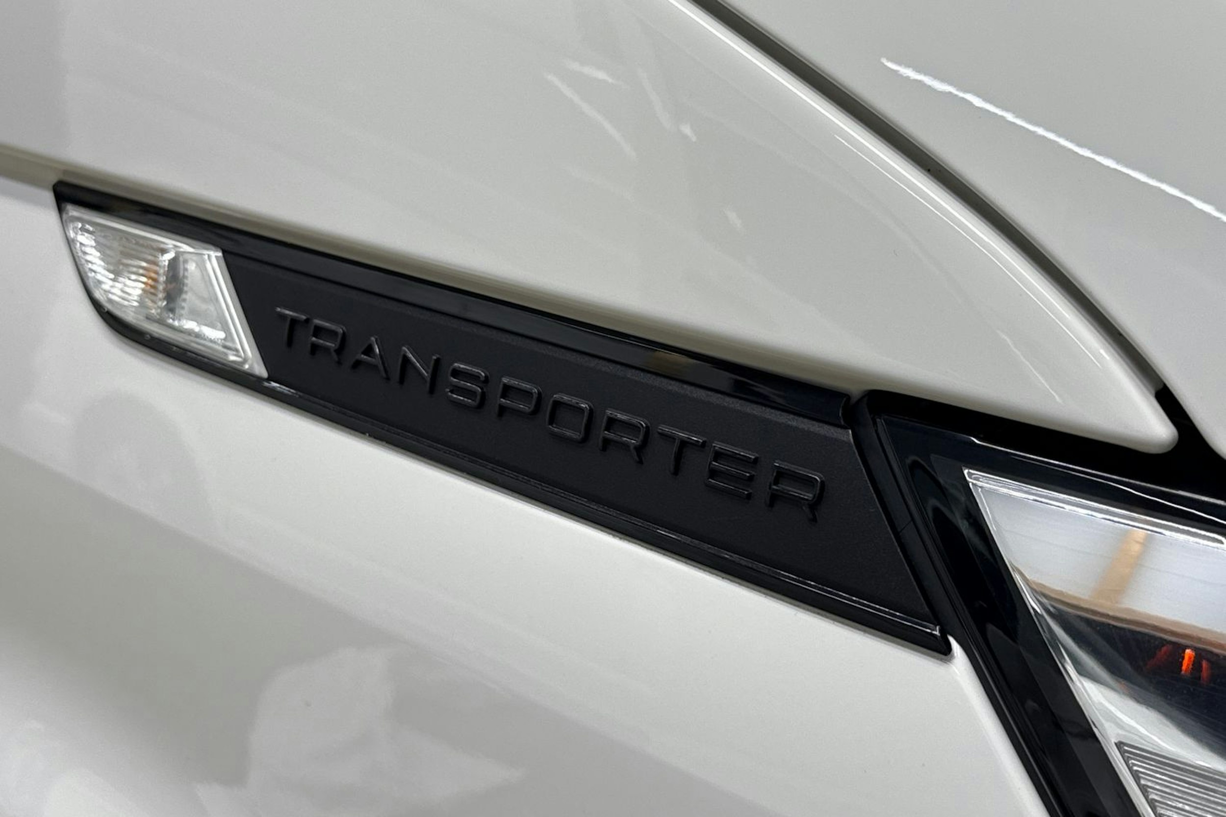 valkoinen Volkswagen Transporter 2022 kuva 25.
