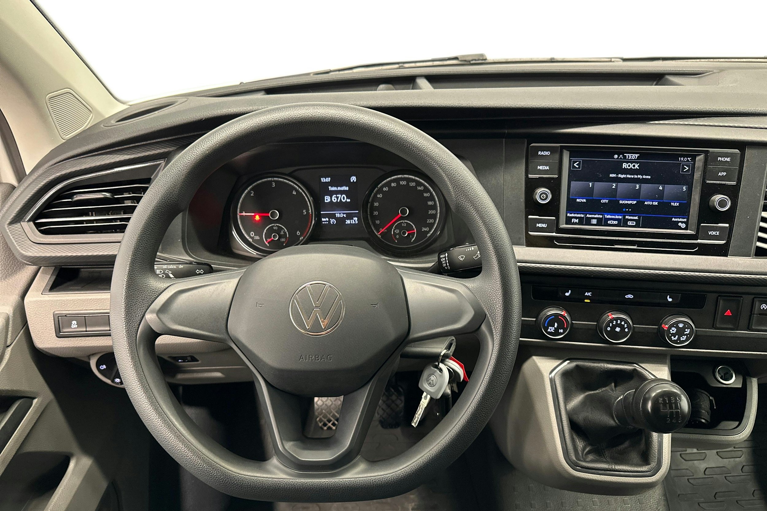 valkoinen Volkswagen Transporter 2022 kuva 8.