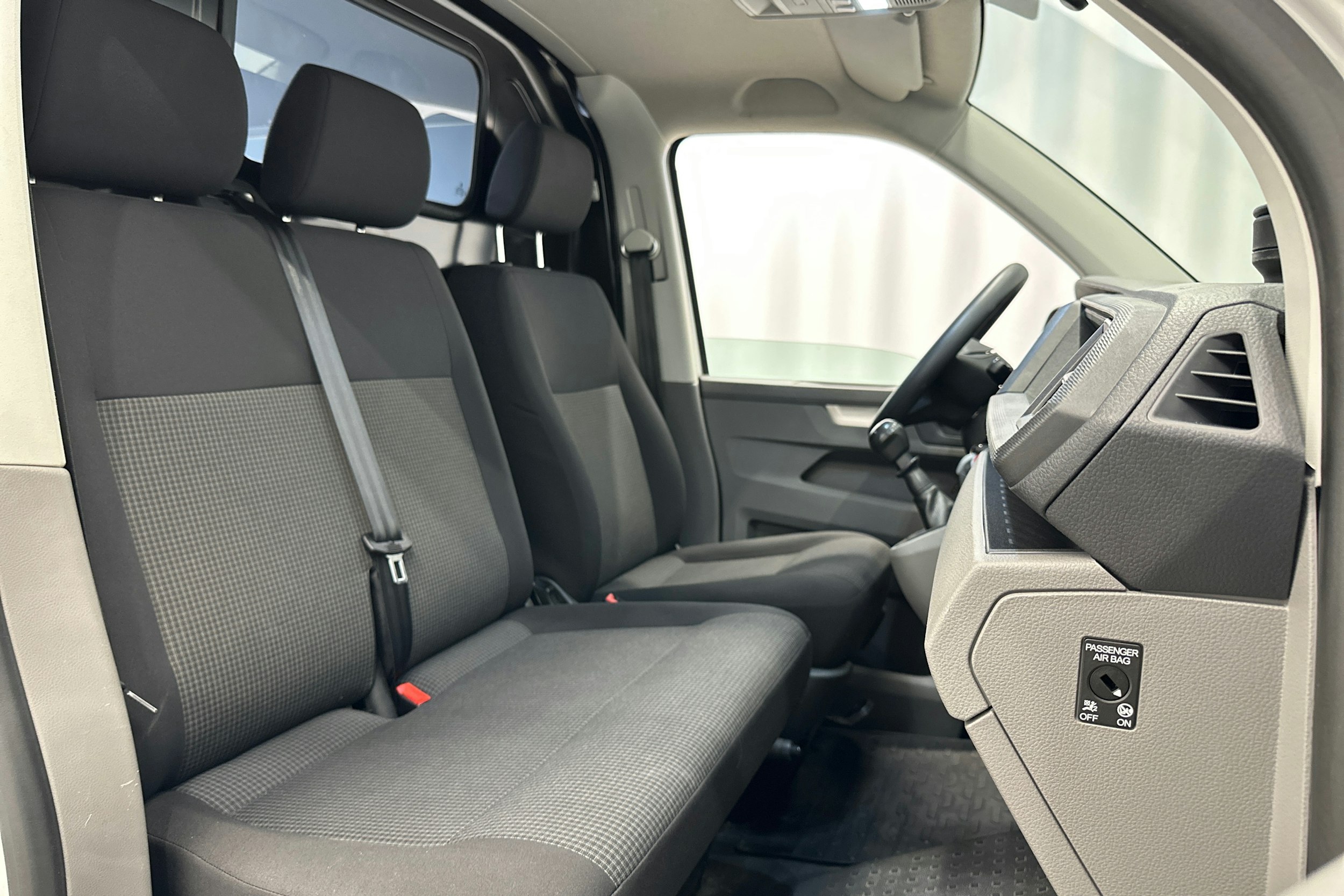 valkoinen Volkswagen Transporter 2022 kuva 10.