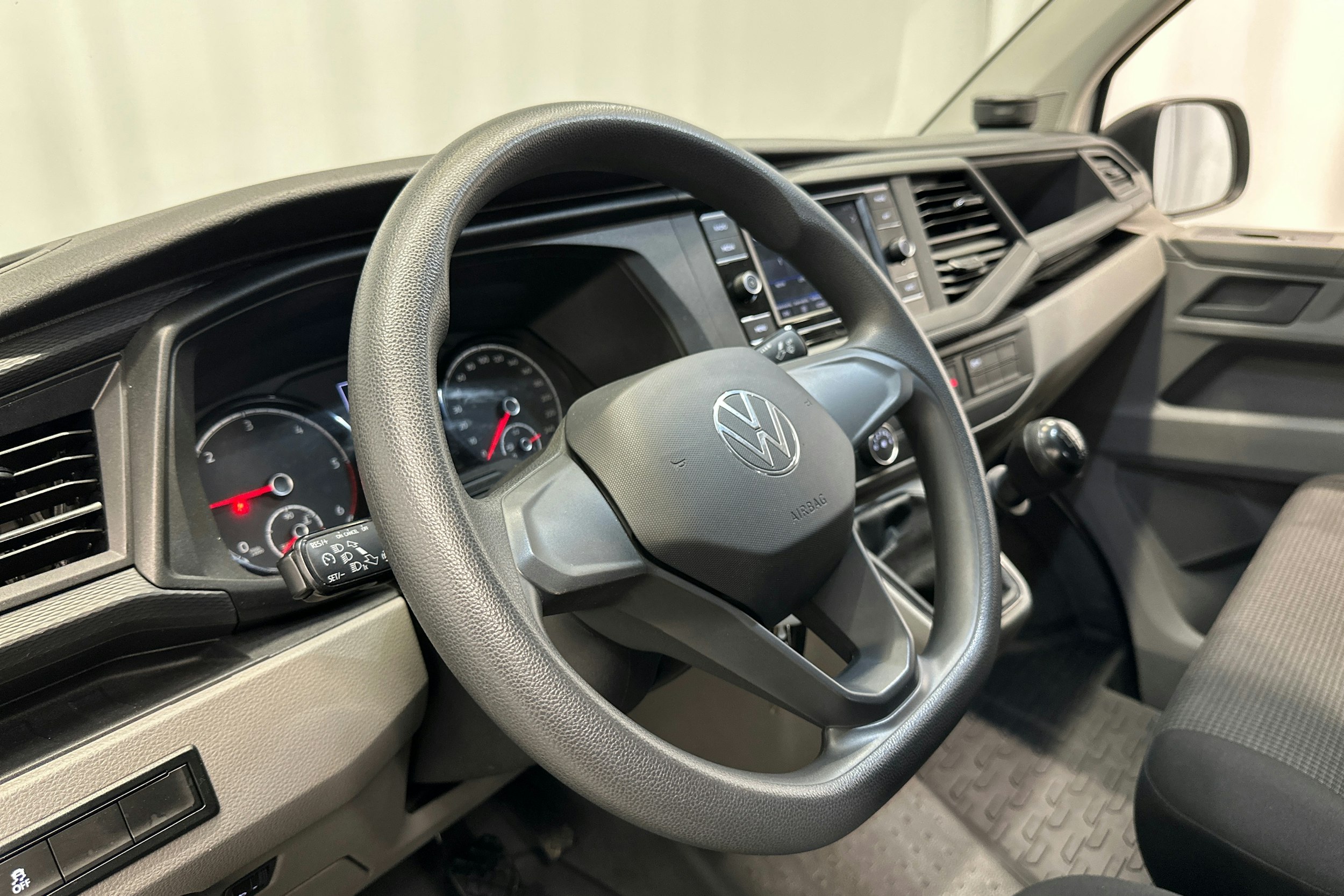 valkoinen Volkswagen Transporter 2022 kuva 11.