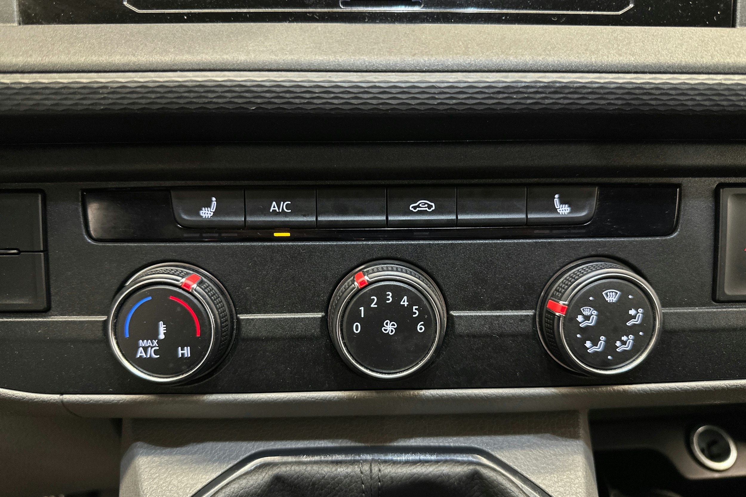 valkoinen Volkswagen Transporter 2022 kuva 14.