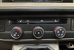 valkoinen Volkswagen Transporter 2022 kuva 14.