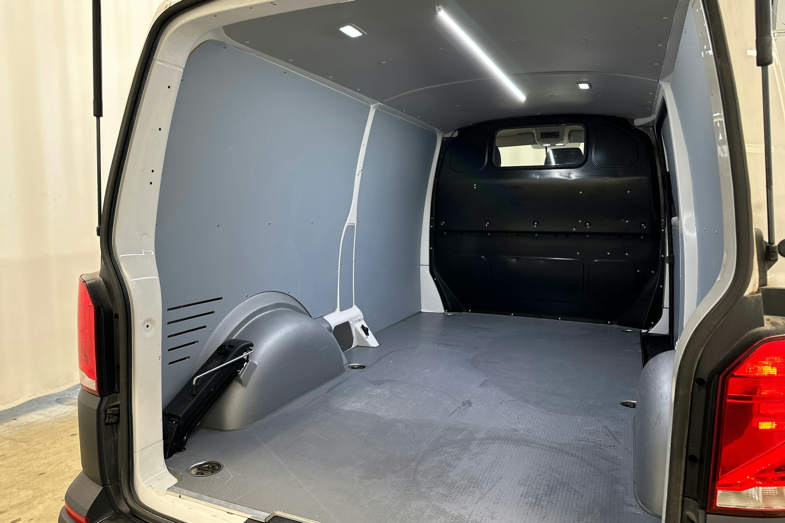 valkoinen Volkswagen Transporter 2022 kuva 19.
