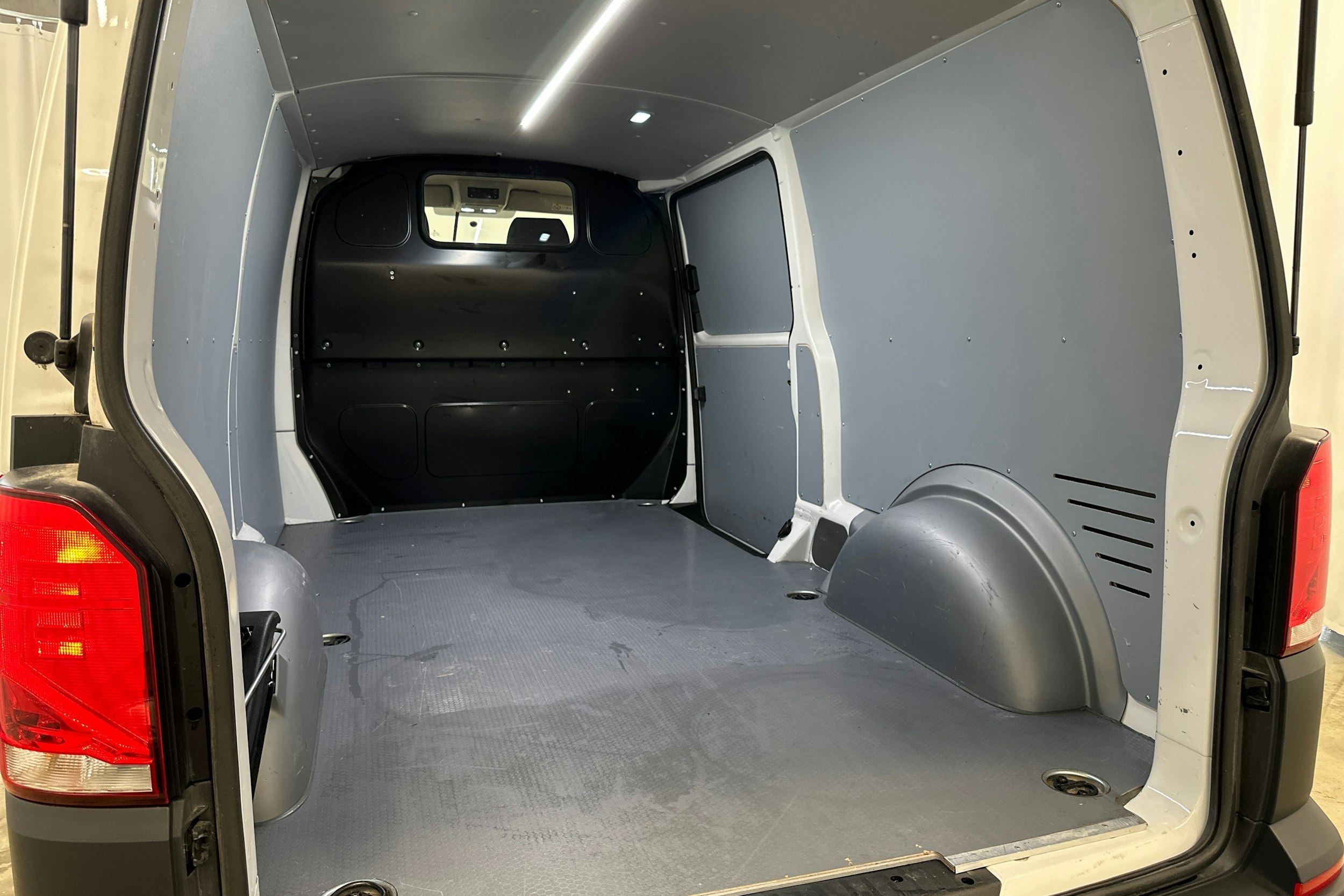 valkoinen Volkswagen Transporter 2022 kuva 20.