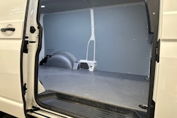 valkoinen Volkswagen Transporter 2022 kuva 21.