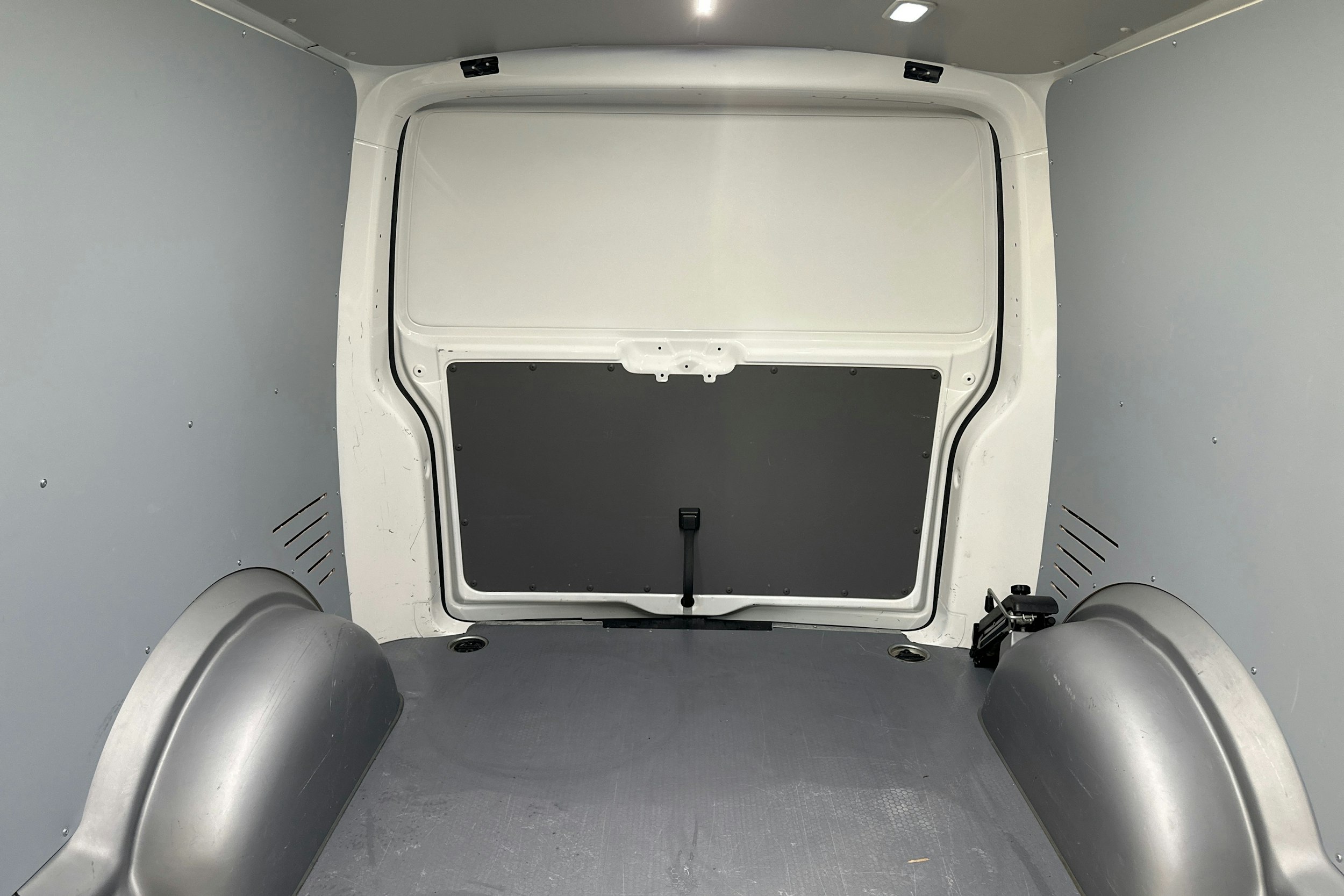 valkoinen Volkswagen Transporter 2022 kuva 22.
