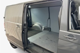 Punainen Volkswagen TRANSPORTER 2022 kuva 9.