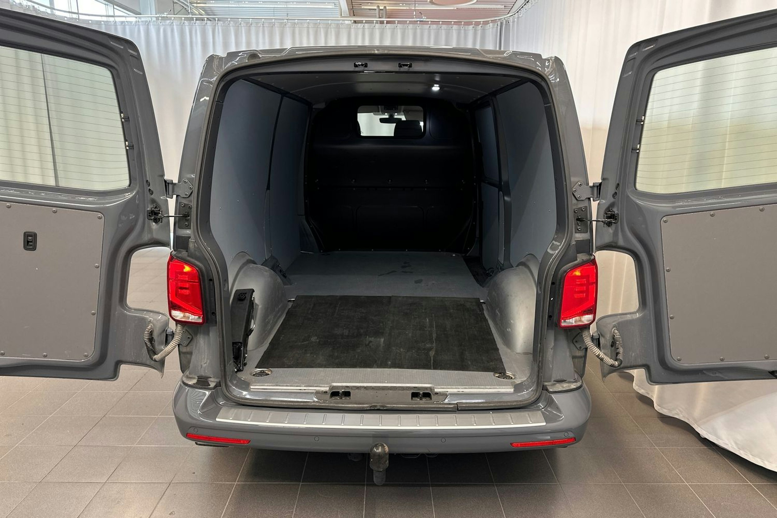Punainen Volkswagen TRANSPORTER 2022 kuva 10.