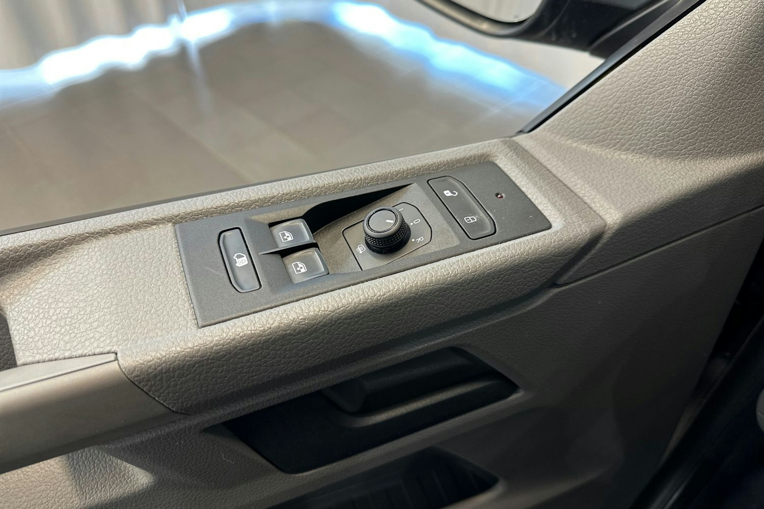 Punainen Volkswagen TRANSPORTER 2022 kuva 11.