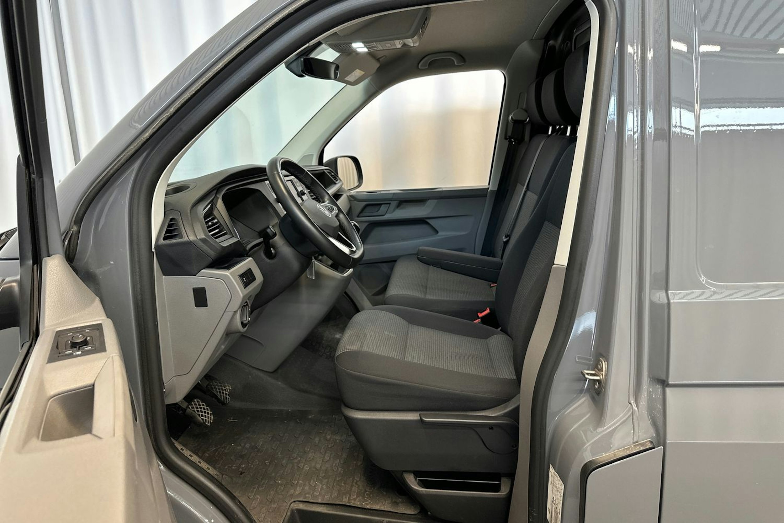 Punainen Volkswagen TRANSPORTER 2022 kuva 19.