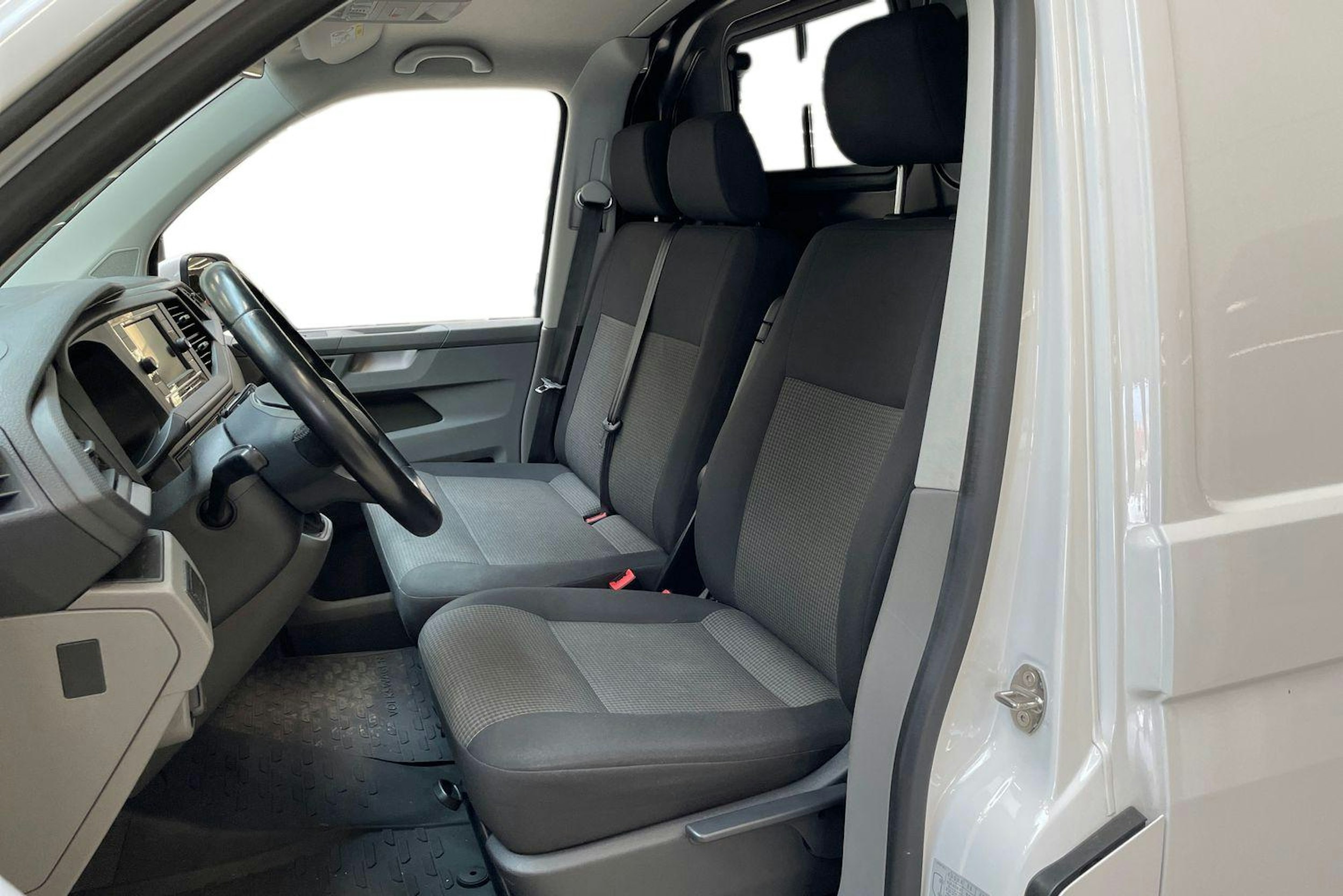 valkoinen Volkswagen Transporter 2022 kuva 7.