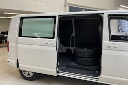 valkoinen Volkswagen Transporter 2022 kuva 12.