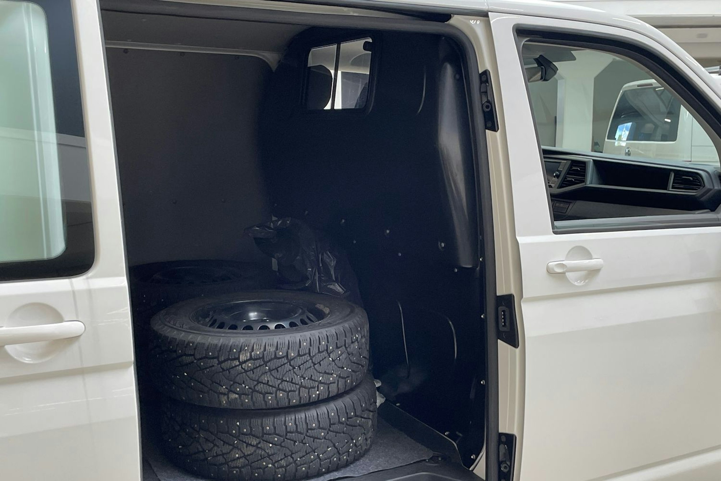 valkoinen Volkswagen Transporter 2022 kuva 13.