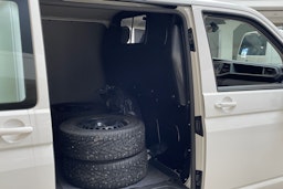 valkoinen Volkswagen Transporter 2022 kuva 13.