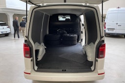 valkoinen Volkswagen Transporter 2022 kuva 14.