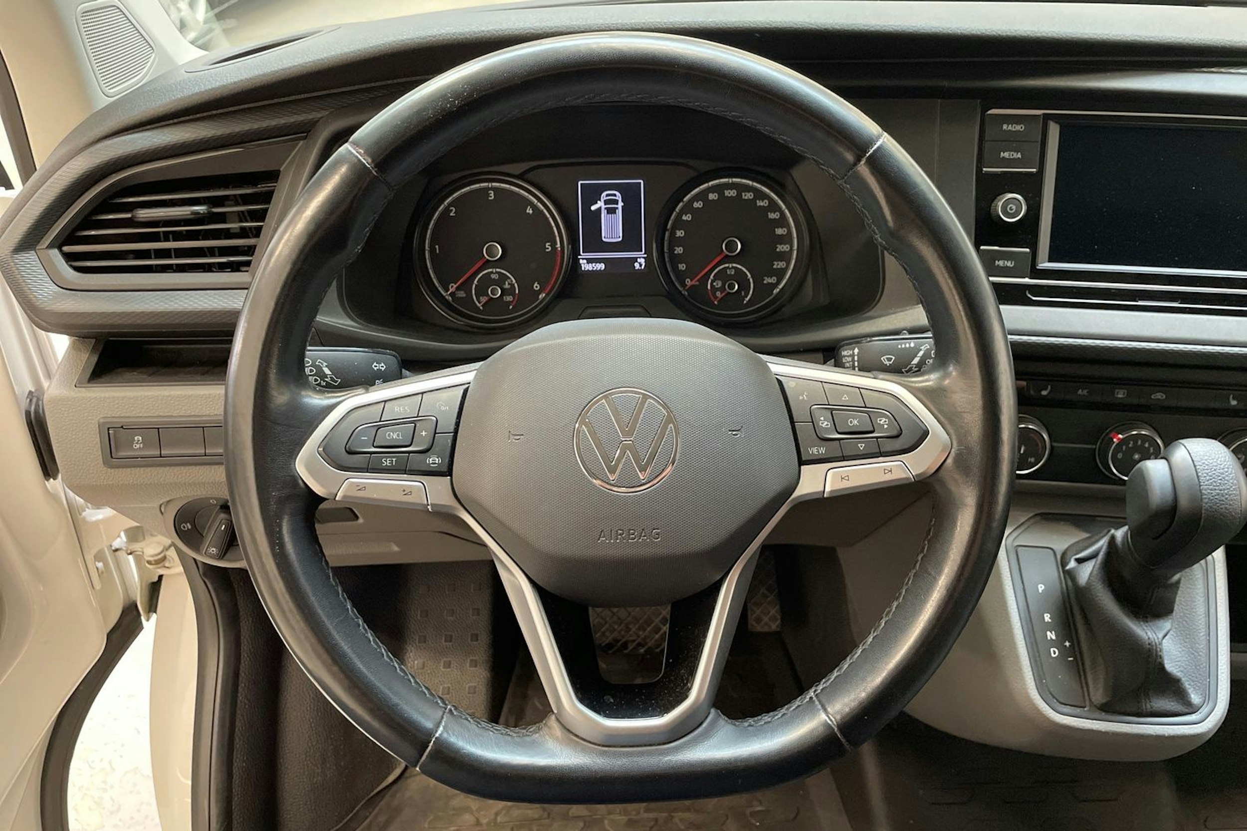 valkoinen Volkswagen Transporter 2022 kuva 15.