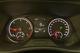 valkoinen Volkswagen Transporter 2022 kuva 18.