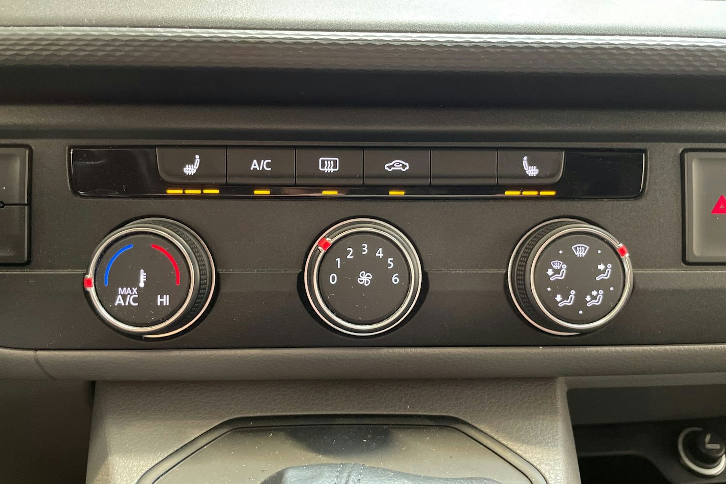valkoinen Volkswagen Transporter 2022 kuva 23.