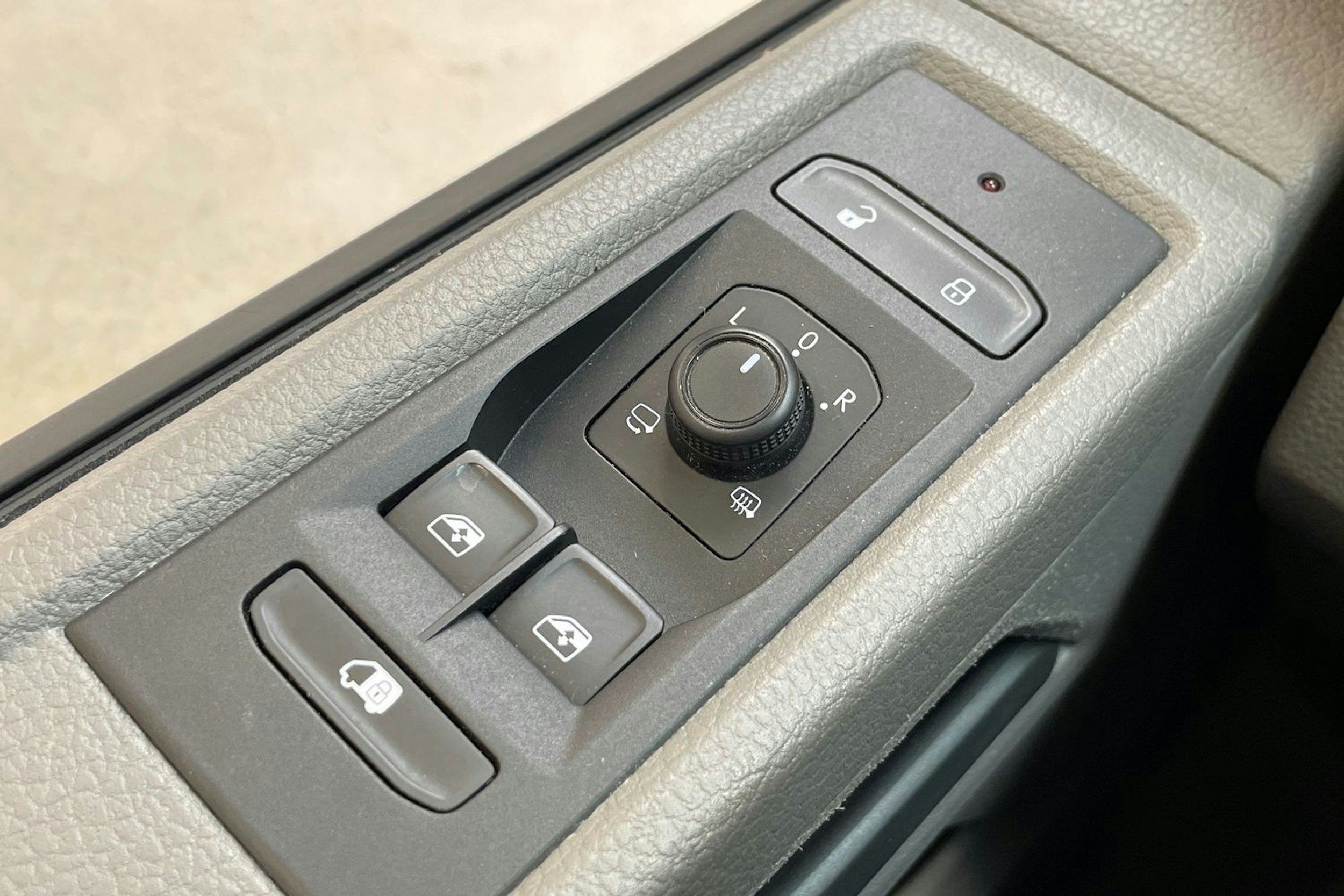 valkoinen Volkswagen Transporter 2022 kuva 27.