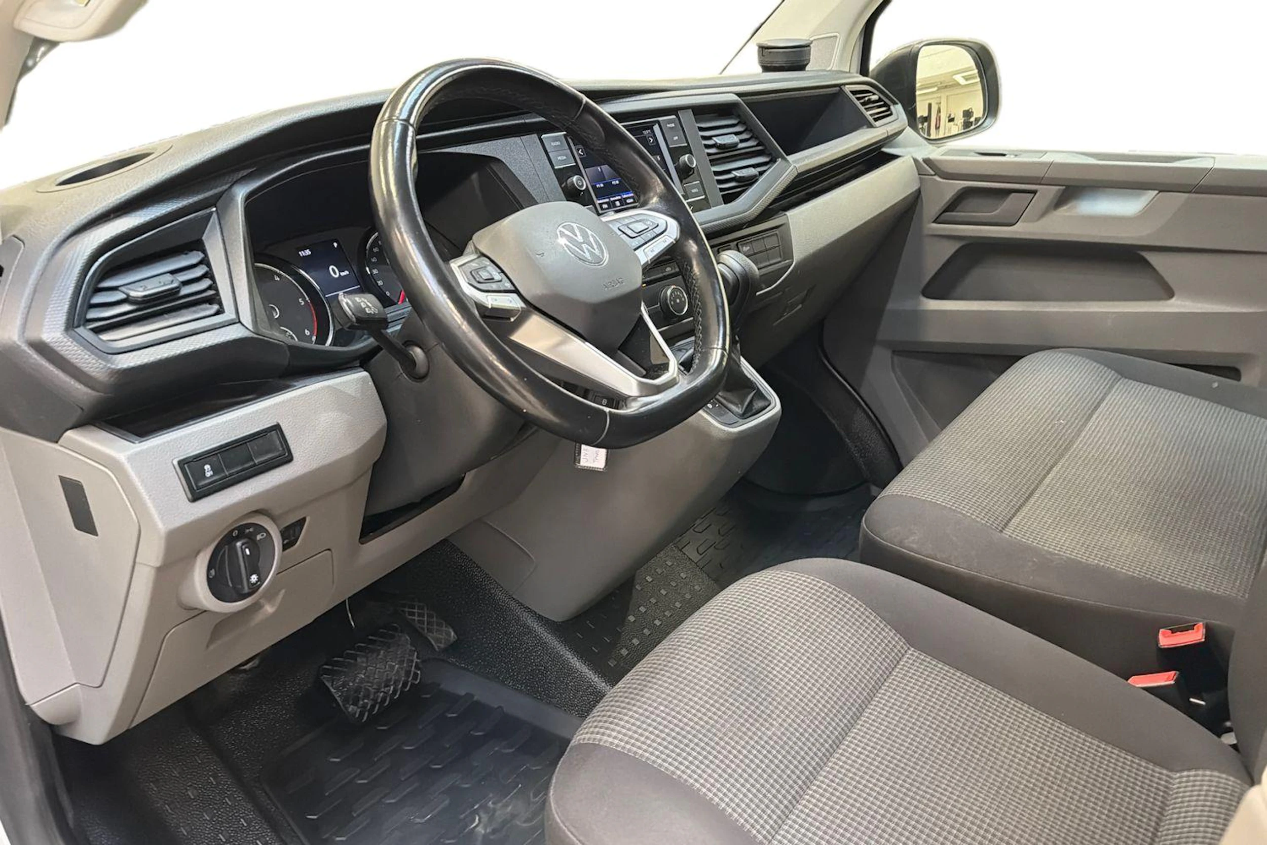 valkoinen Volkswagen Transporter 2022 kuva 11.