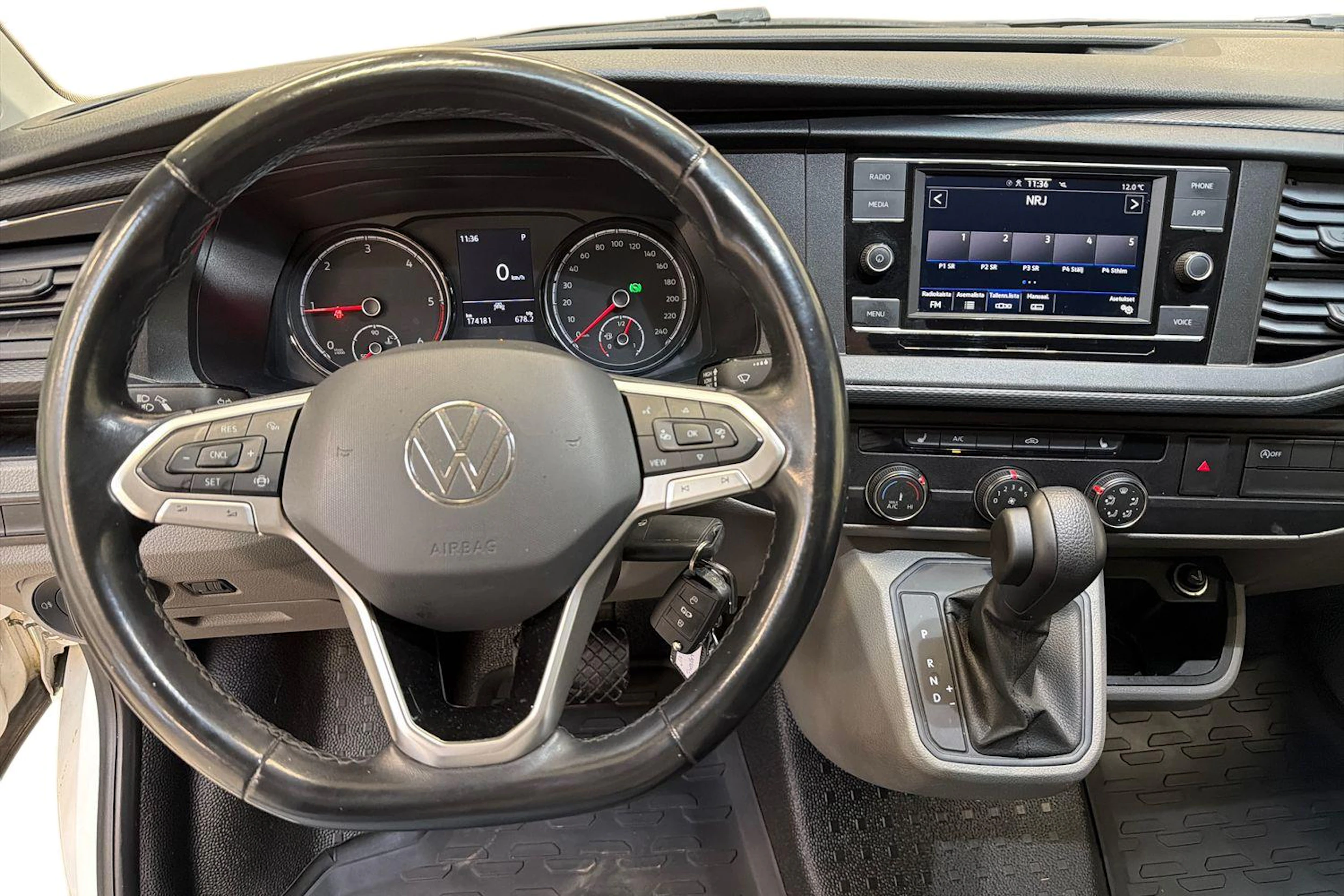 valkoinen Volkswagen Transporter 2022 kuva 12.