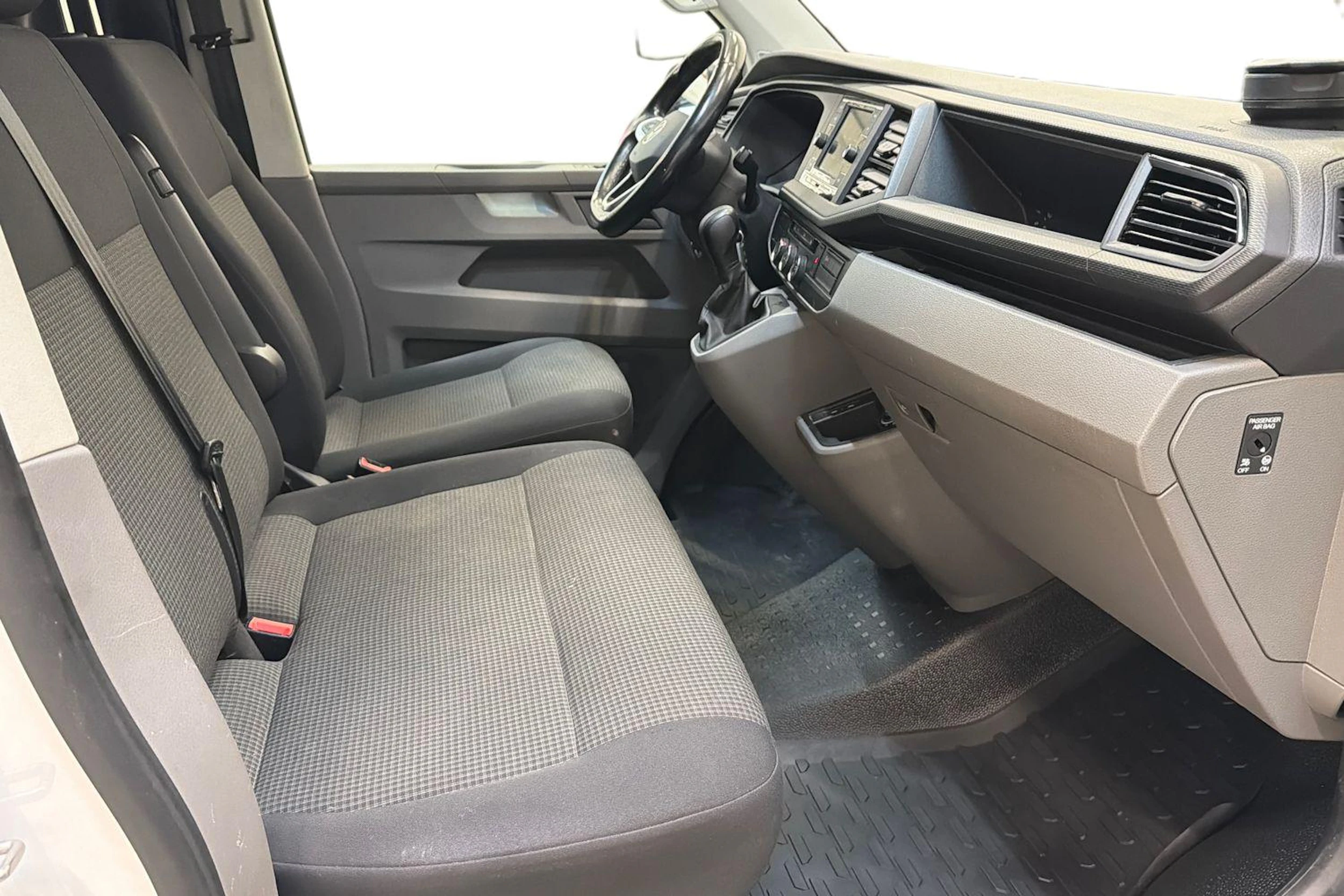 valkoinen Volkswagen Transporter 2022 kuva 14.