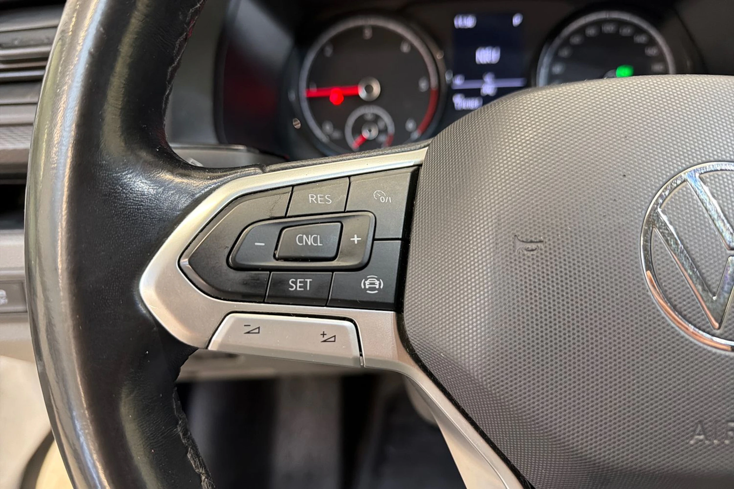 valkoinen Volkswagen Transporter 2022 kuva 18.