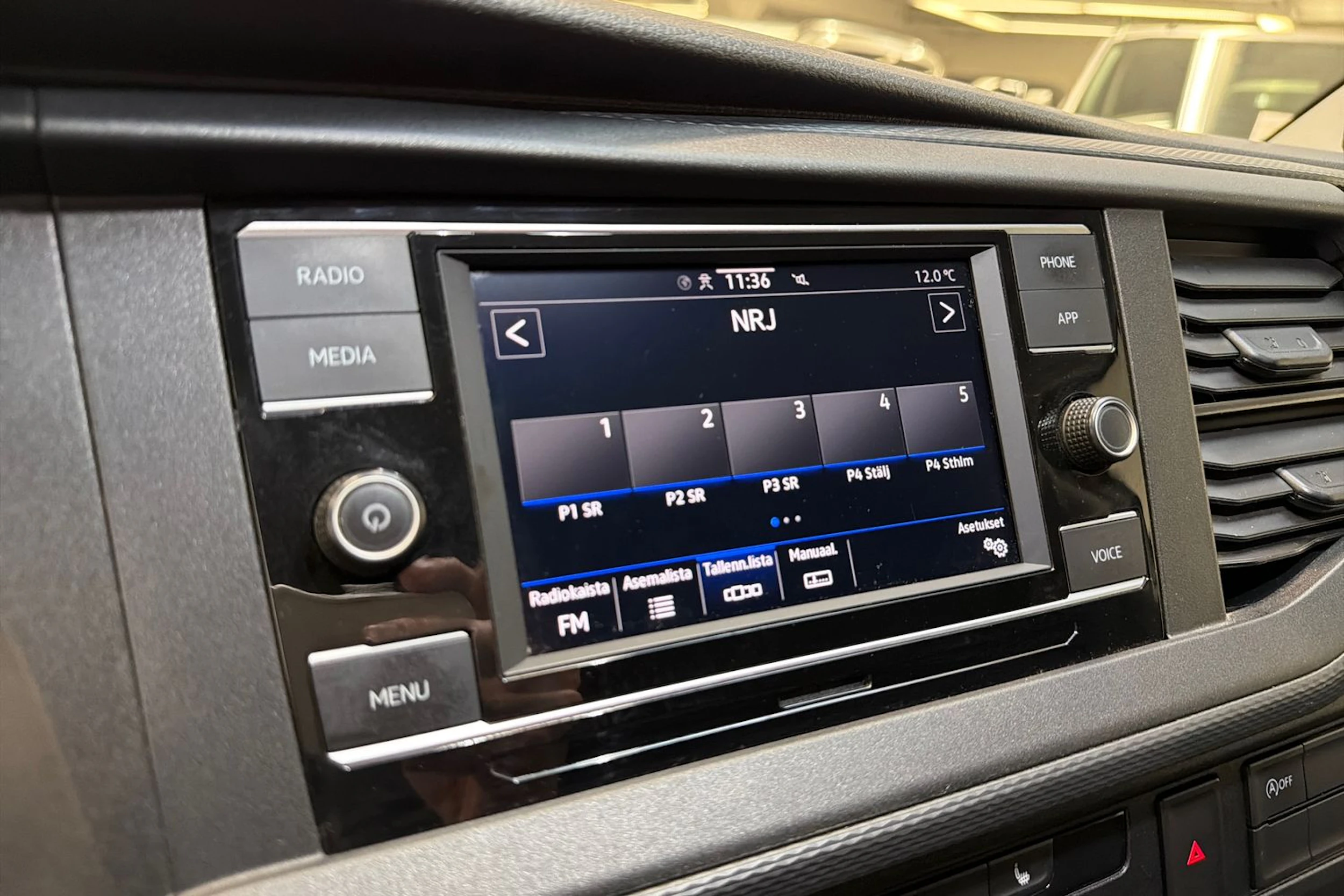 valkoinen Volkswagen Transporter 2022 kuva 20.