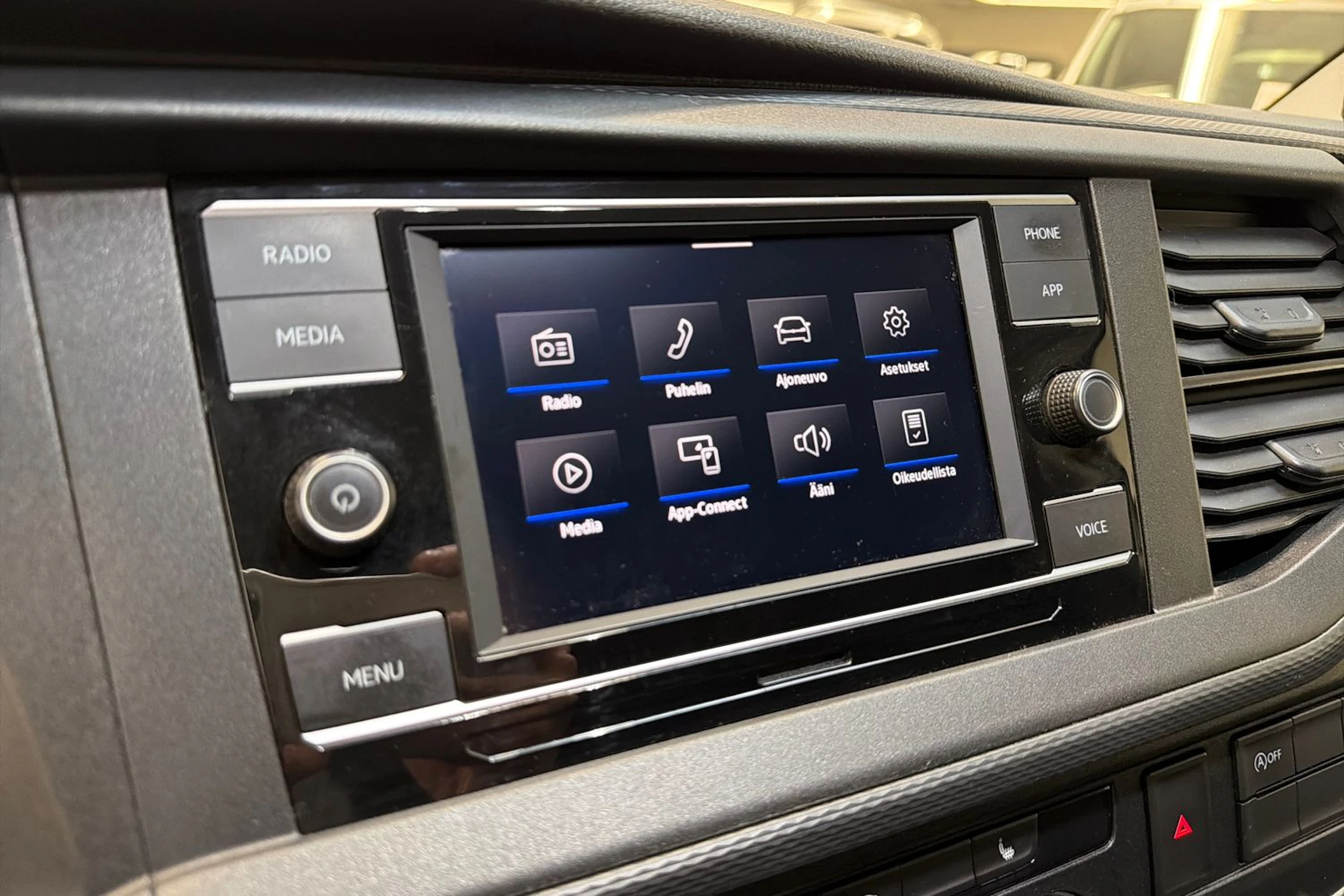 valkoinen Volkswagen Transporter 2022 kuva 22.