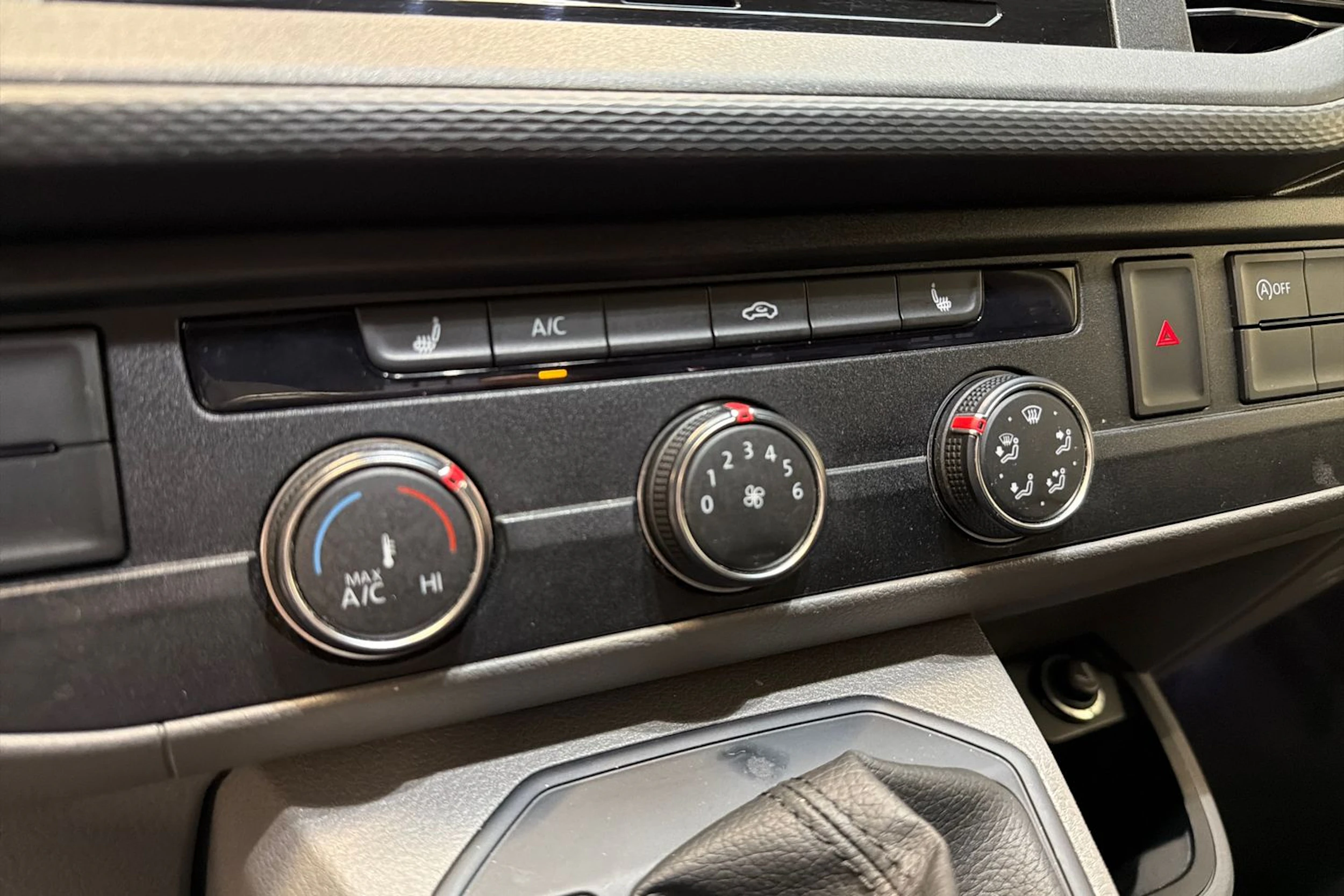 valkoinen Volkswagen Transporter 2022 kuva 23.