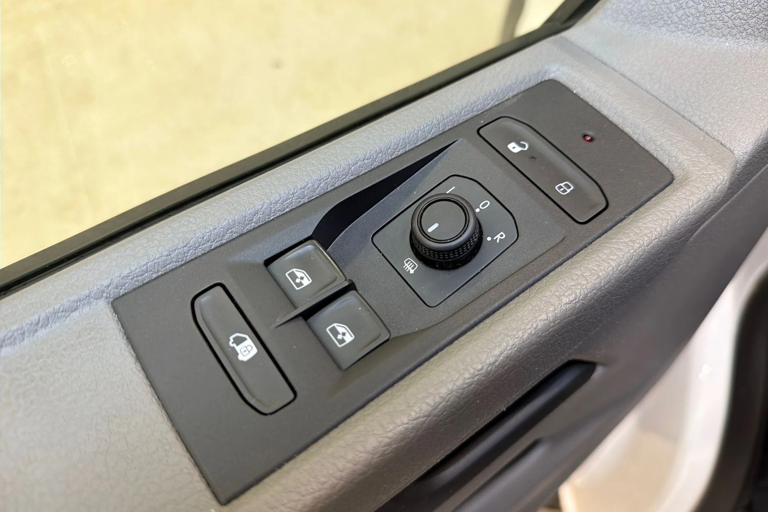 valkoinen Volkswagen Transporter 2022 kuva 26.