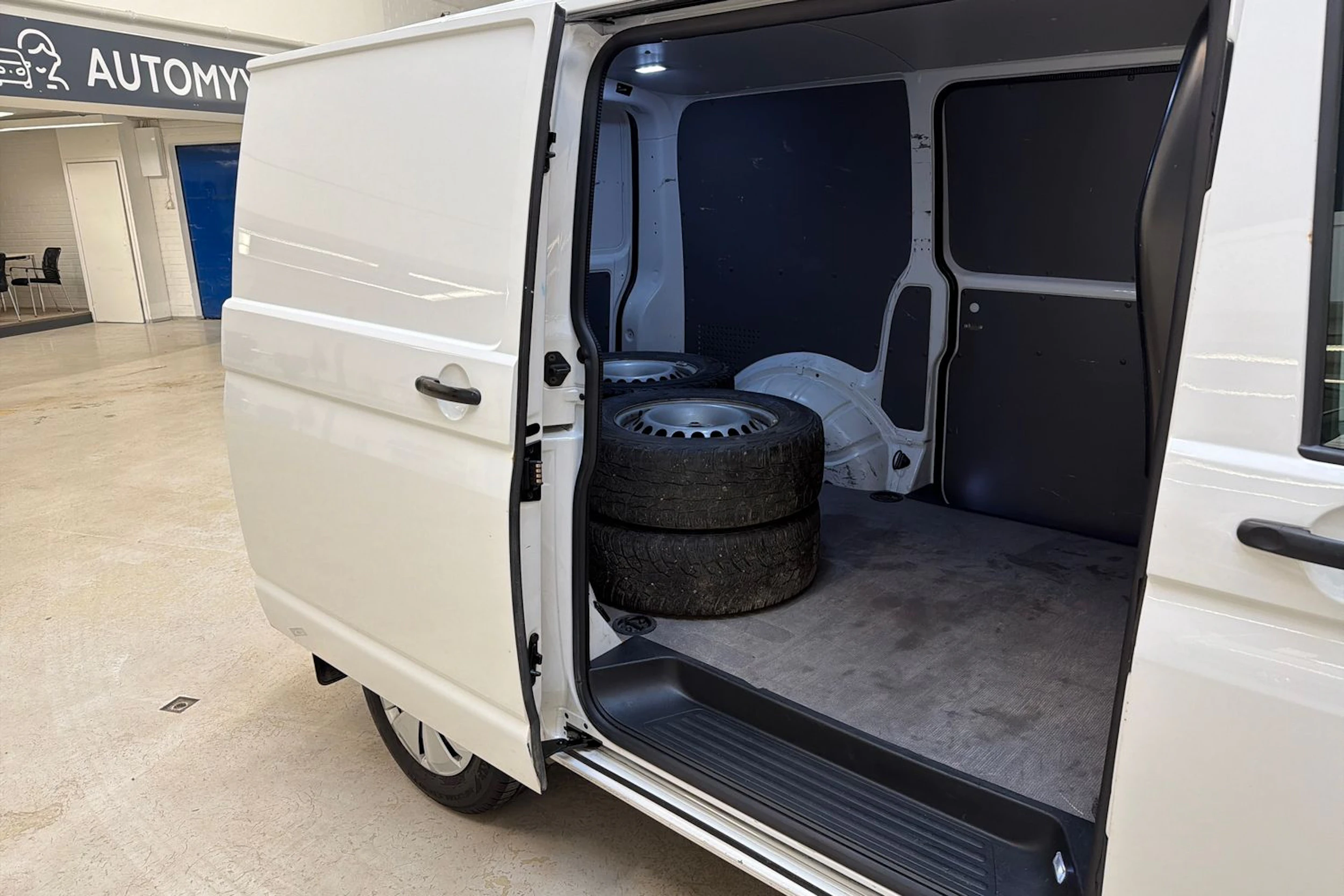 valkoinen Volkswagen Transporter 2022 kuva 27.