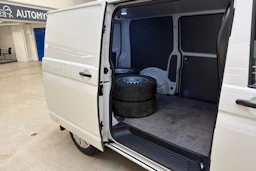 valkoinen Volkswagen Transporter 2022 kuva 27.