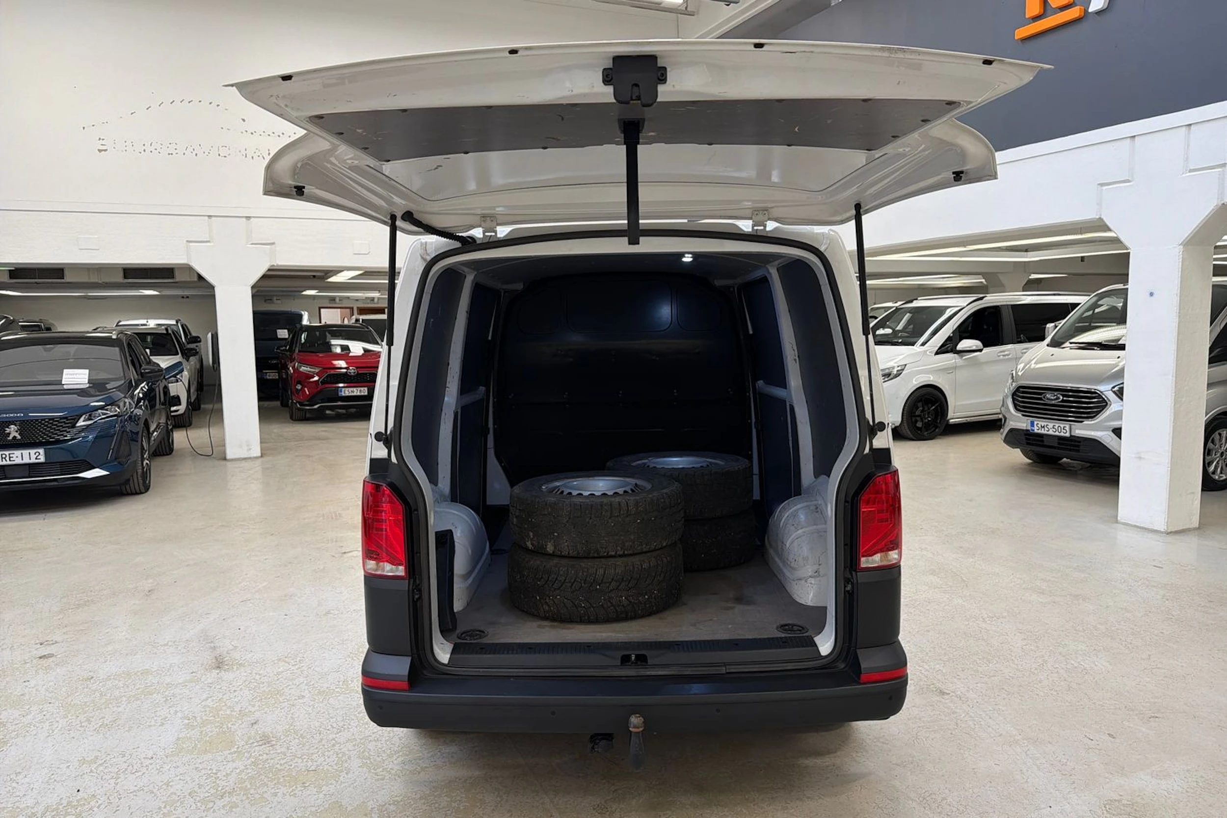 valkoinen Volkswagen Transporter 2022 kuva 28.