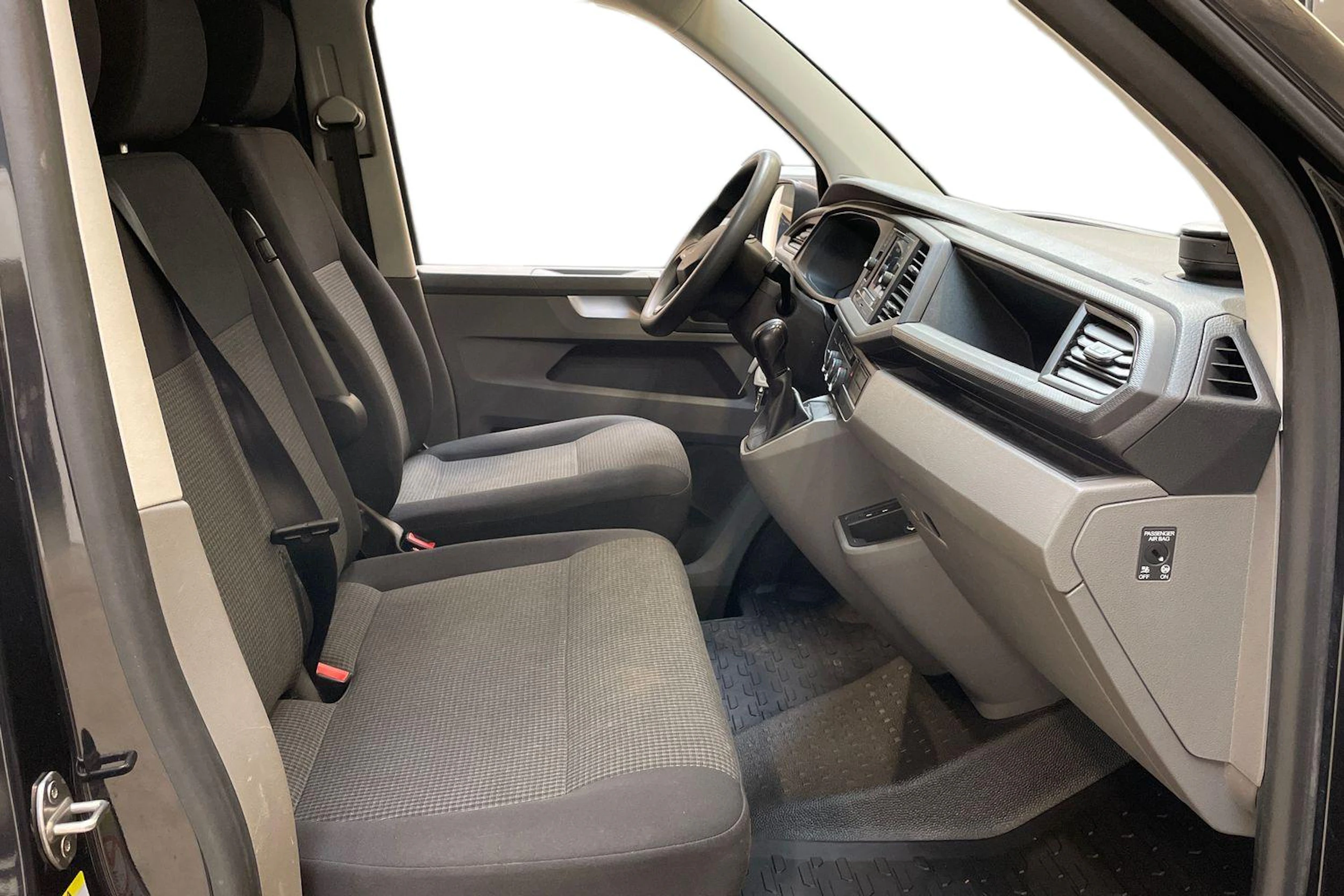 musta Volkswagen Transporter 2022 kuva 11.
