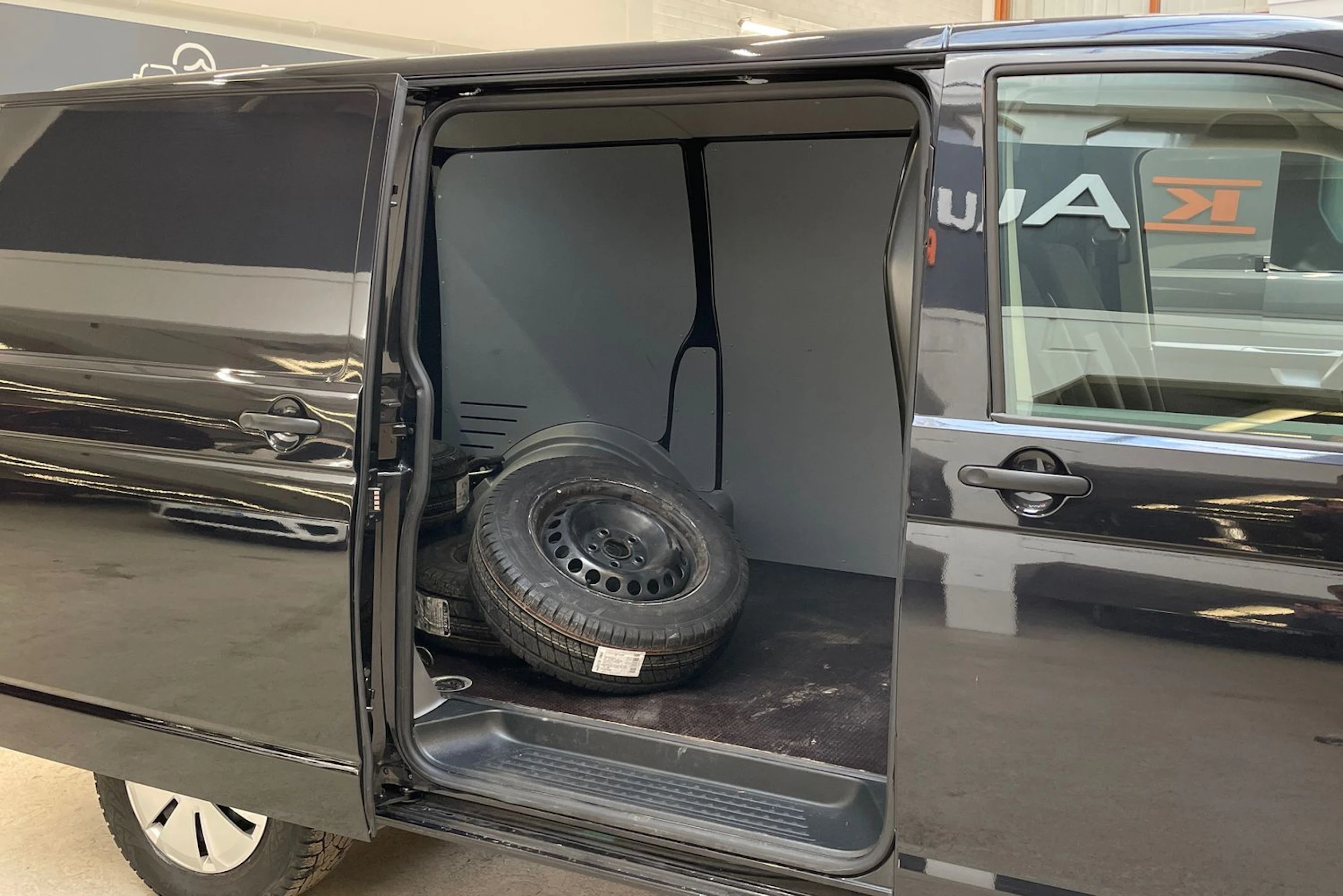 musta Volkswagen Transporter 2022 kuva 13.