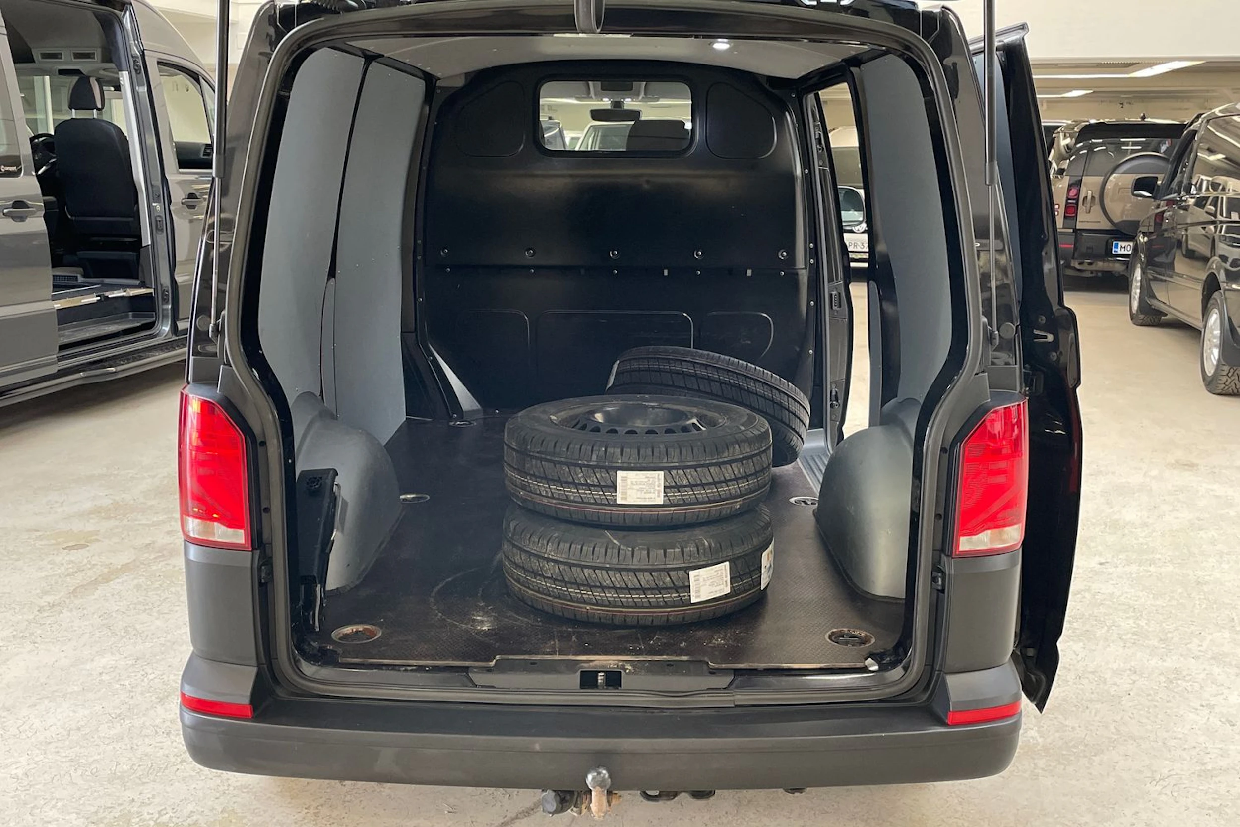 musta Volkswagen Transporter 2022 kuva 15.