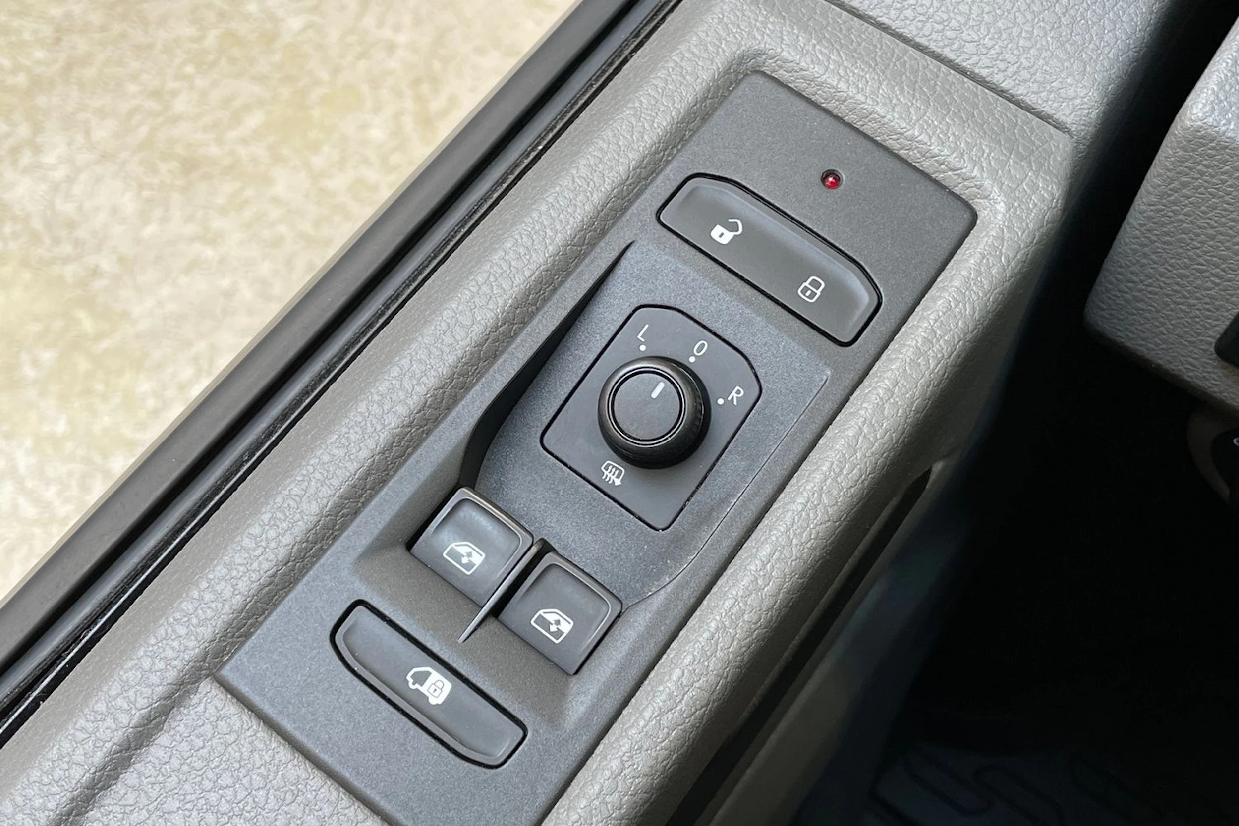 musta Volkswagen Transporter 2022 kuva 22.