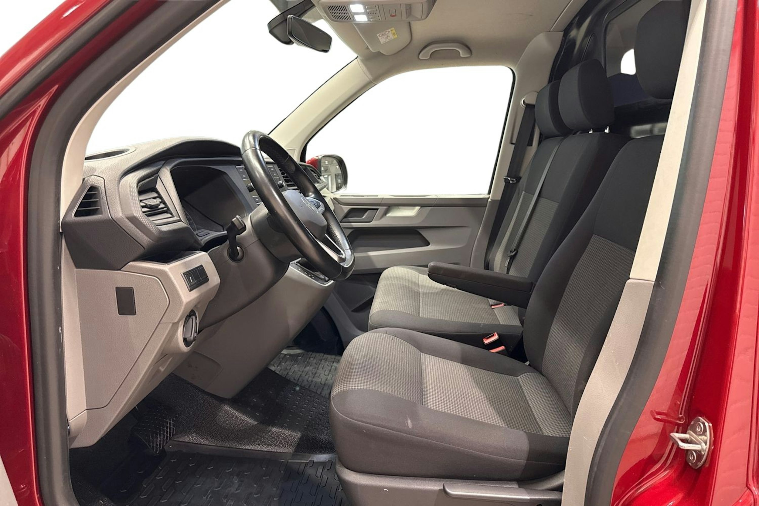 punainen Volkswagen Transporter 2022 kuva 9.