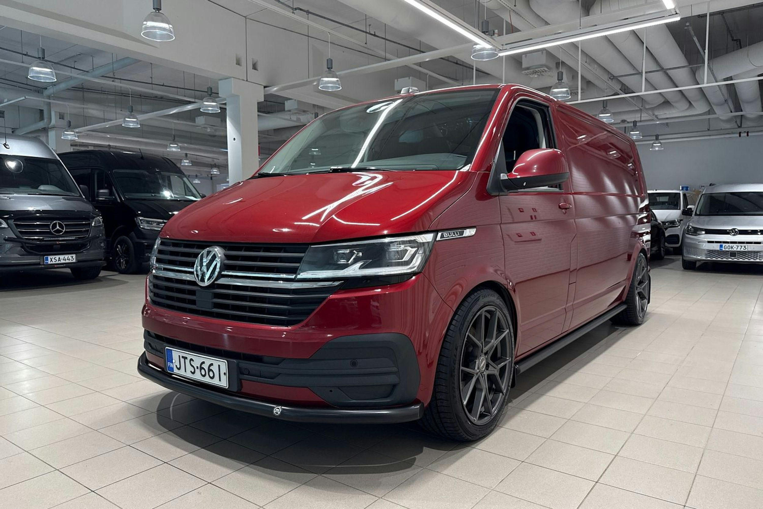 punainen Volkswagen Transporter 2022 kuva 13.