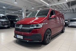 punainen Volkswagen Transporter 2022 kuva 13.