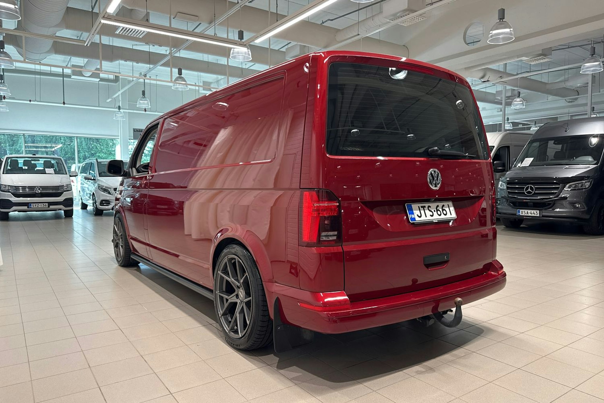 punainen Volkswagen Transporter 2022 kuva 14.