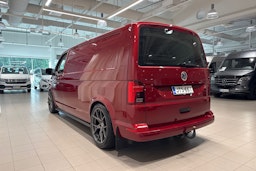 punainen Volkswagen Transporter 2022 kuva 14.