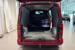 punainen Volkswagen Transporter 2022 kuva 15.