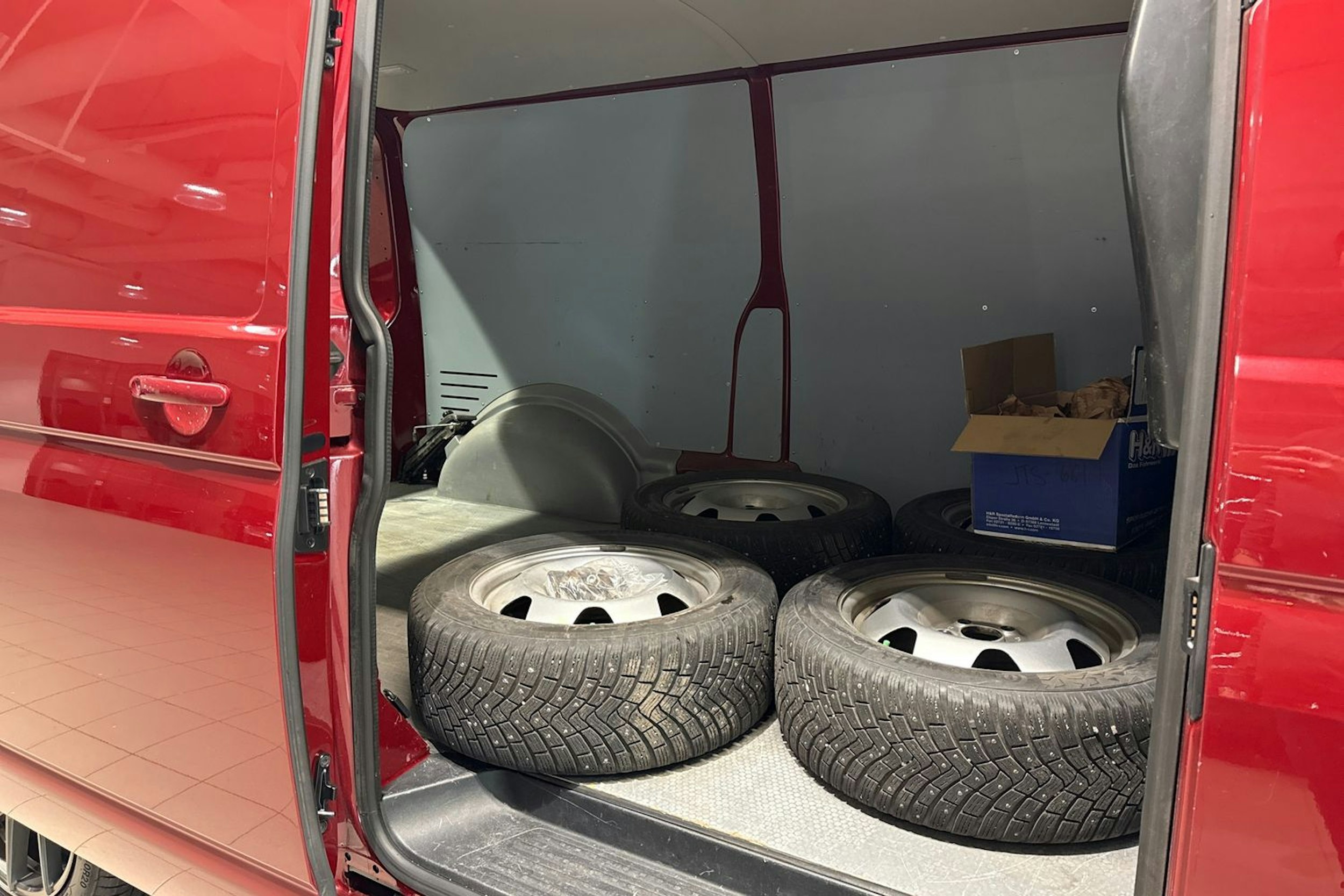 punainen Volkswagen Transporter 2022 kuva 16.